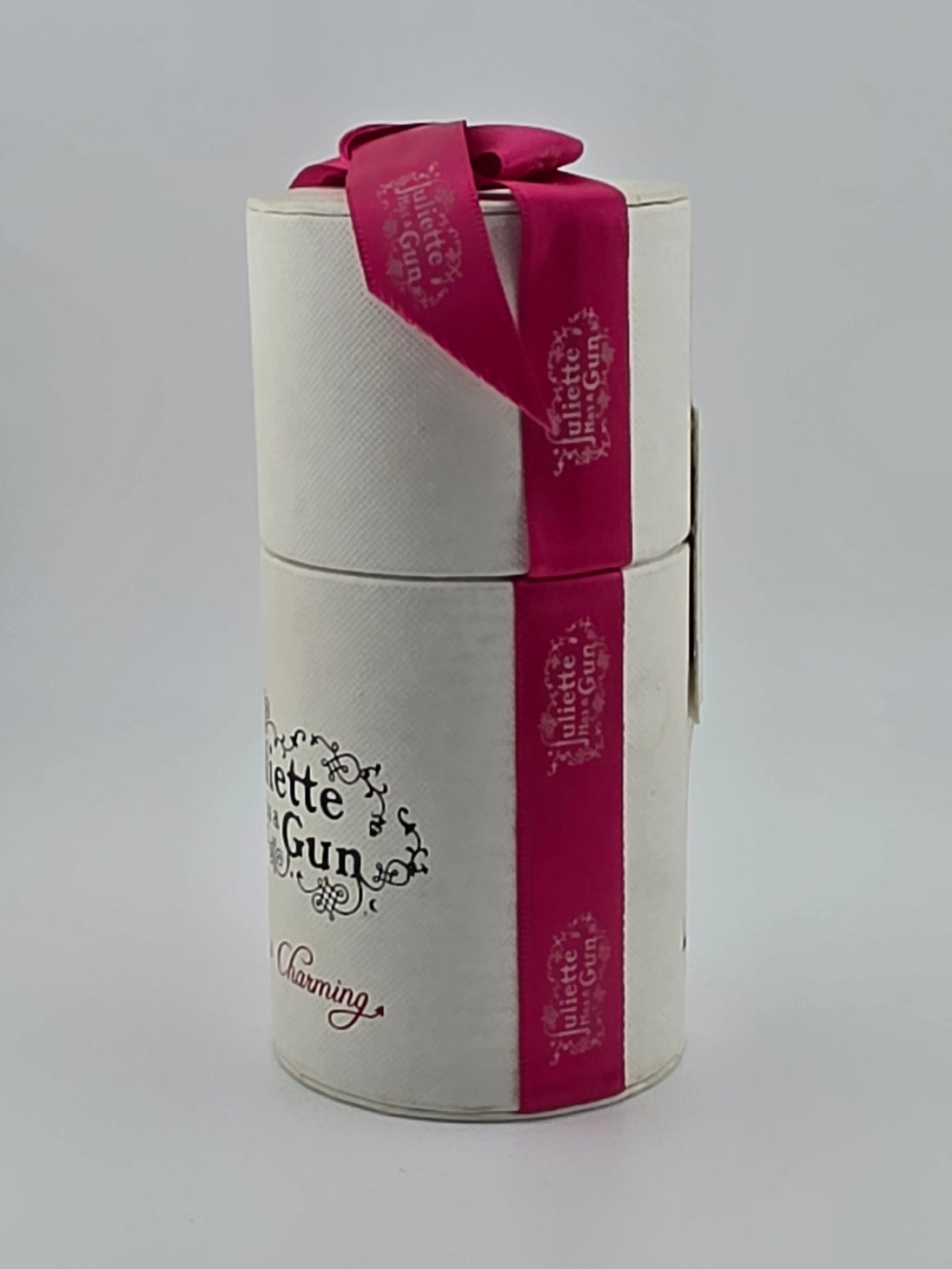 Juliette has a Gun Charming Vintage Parfum in eleganter Zylinderbox mit rosa Band